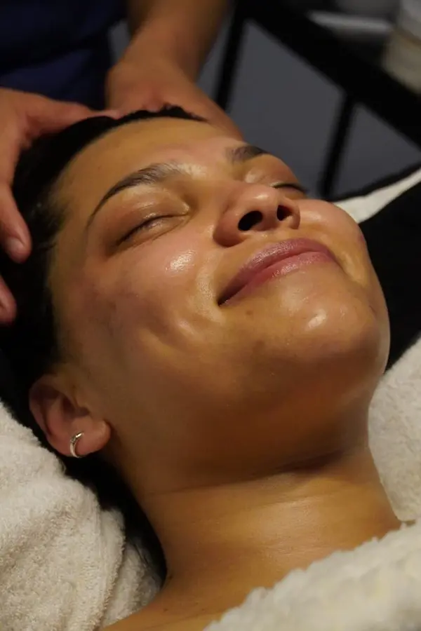 Rostro de cliente relajada durante tratamiento