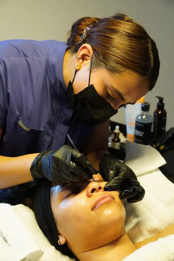 Michelle realizando dermaplaning profesional