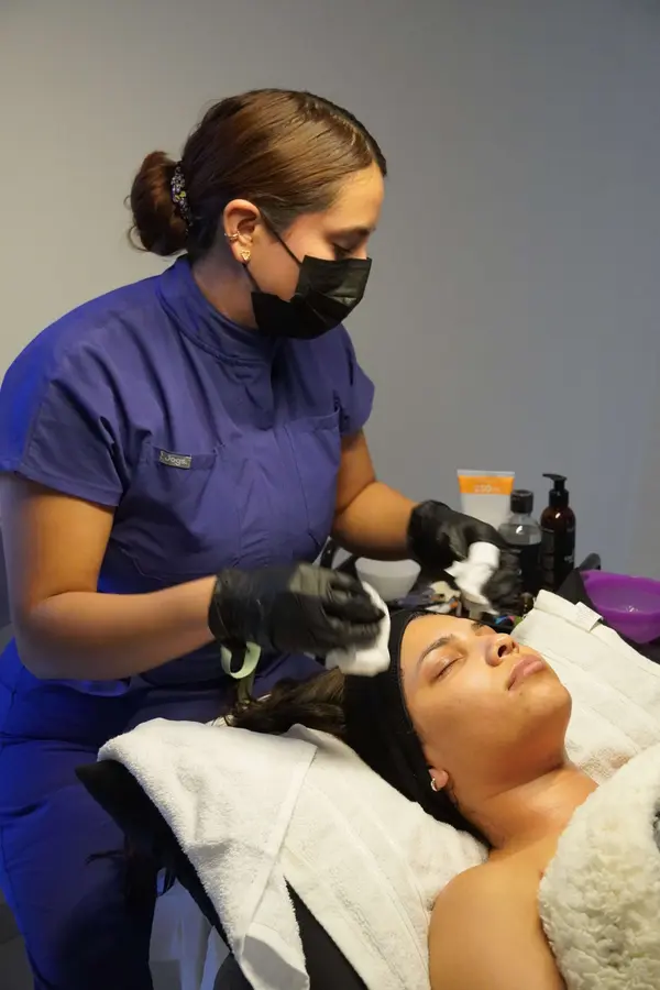 Michelle aplicando producto facial con guantes
