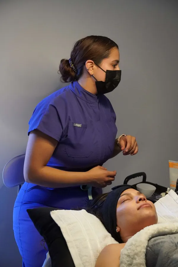 Michelle consultando con una cliente