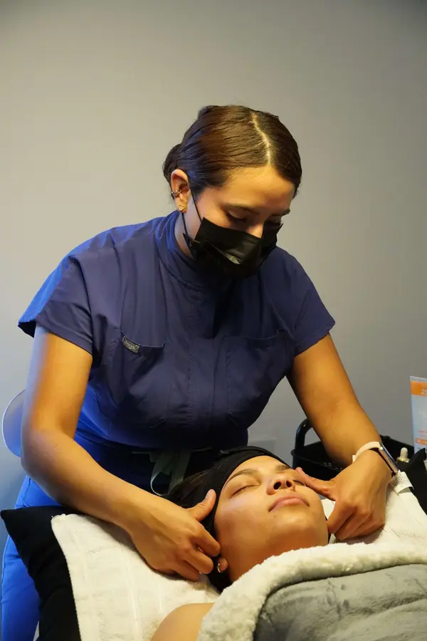Masaje facial profesional con técnica manual