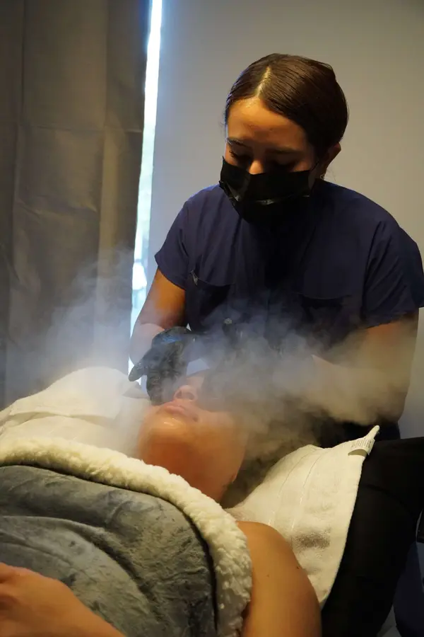 Tratamiento con vapor facial para piel congestionada