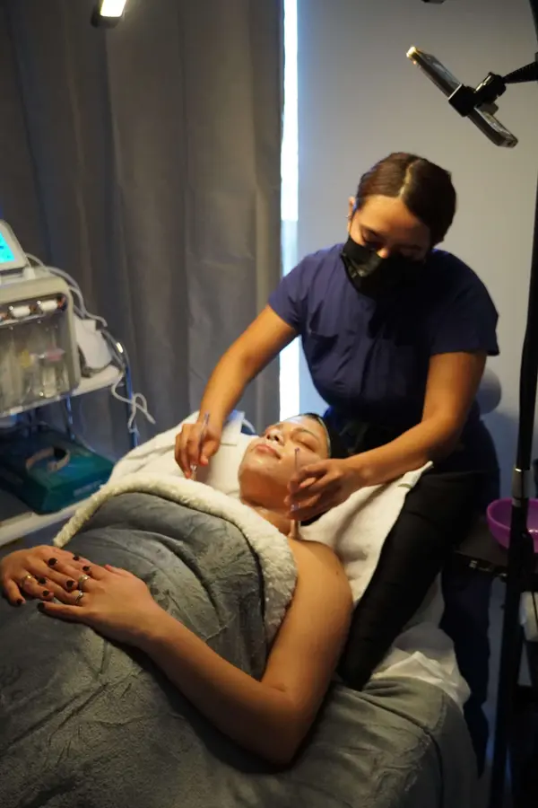 Tratamiento facial en progreso — vista completa