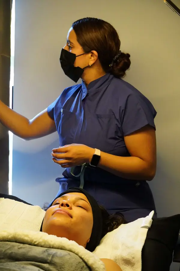 Michelle preparando el equipo de tratamiento