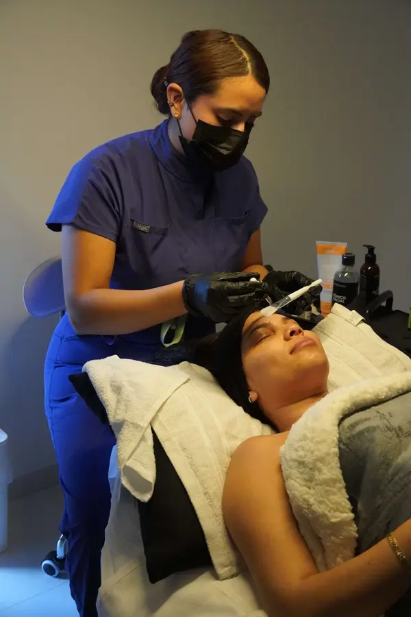 Aplicación de suero facial con pincel