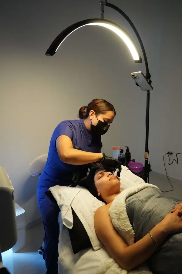 Tratamiento bajo lámpara LED profesional