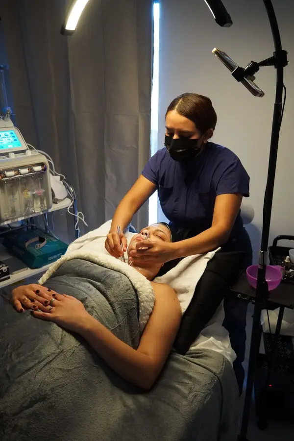 Tratamiento facial con instrumentos especializados