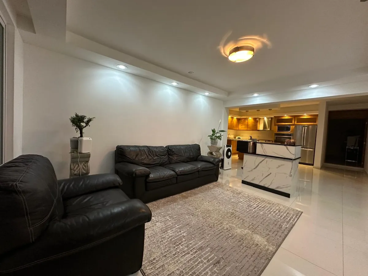 Sala de espera del spa con sillones y recepción elegante